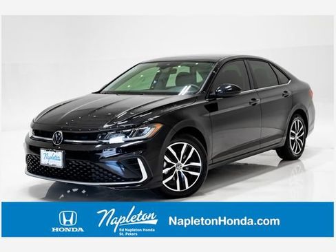 Used 2025 Volkswagen Jetta SE FWD image 1