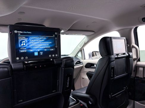 Used 2020 Chrysler Pacifica Limited w/ Advanced Safetytec Group image 21