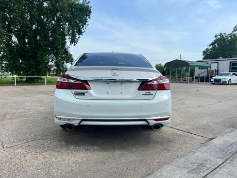 Used 2017 Honda Accord Touring image 4