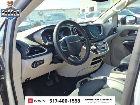 Used 2024 Chrysler Pacifica Touring-L FWD image 14