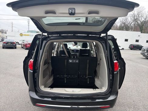 Used 2018 Chrysler Pacifica Touring-L Plus w/ Advanced Safetytec Group image 14