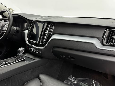Used 2019 Volvo XC60 T6 Momentum w/ Premium Package image 37