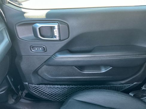 Used 2018 Jeep Wrangler Unlimited Sahara image 16