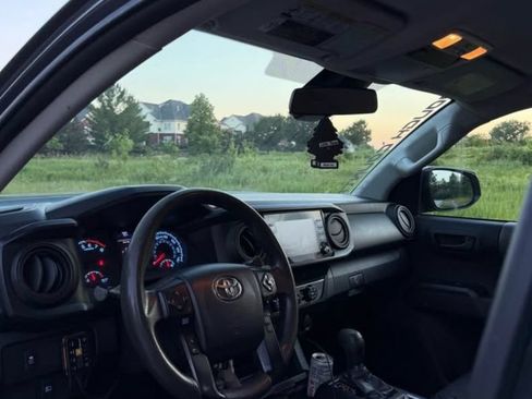 Used 2020 Toyota Tacoma SR AWD/4WD image 10