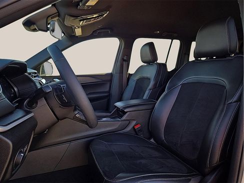 Used 2024 Jeep Grand Cherokee Altitude image 12