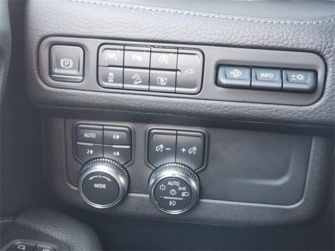 Used 2022 GMC Yukon XL Denali image 23