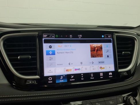 Used 2025 Chrysler Pacifica Limited image 27