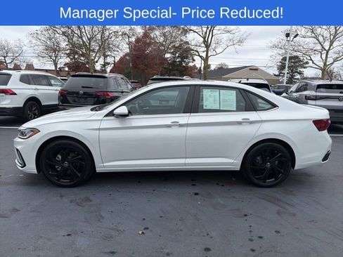 Certified 2025 Volkswagen Jetta SE w/ Sunroof Package image 4