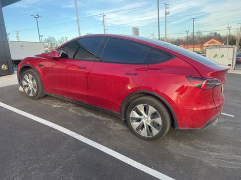 Used 2021 Tesla Model Y Long Range image 10