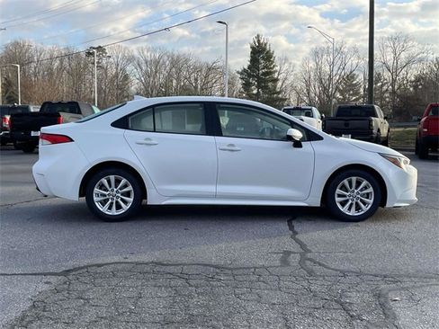 Used 2023 Toyota Corolla LE w/ LE Convenience Package image 6