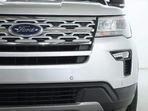 Used 2018 Ford Explorer XLT w/ Equipment Group 202A FWD image 7