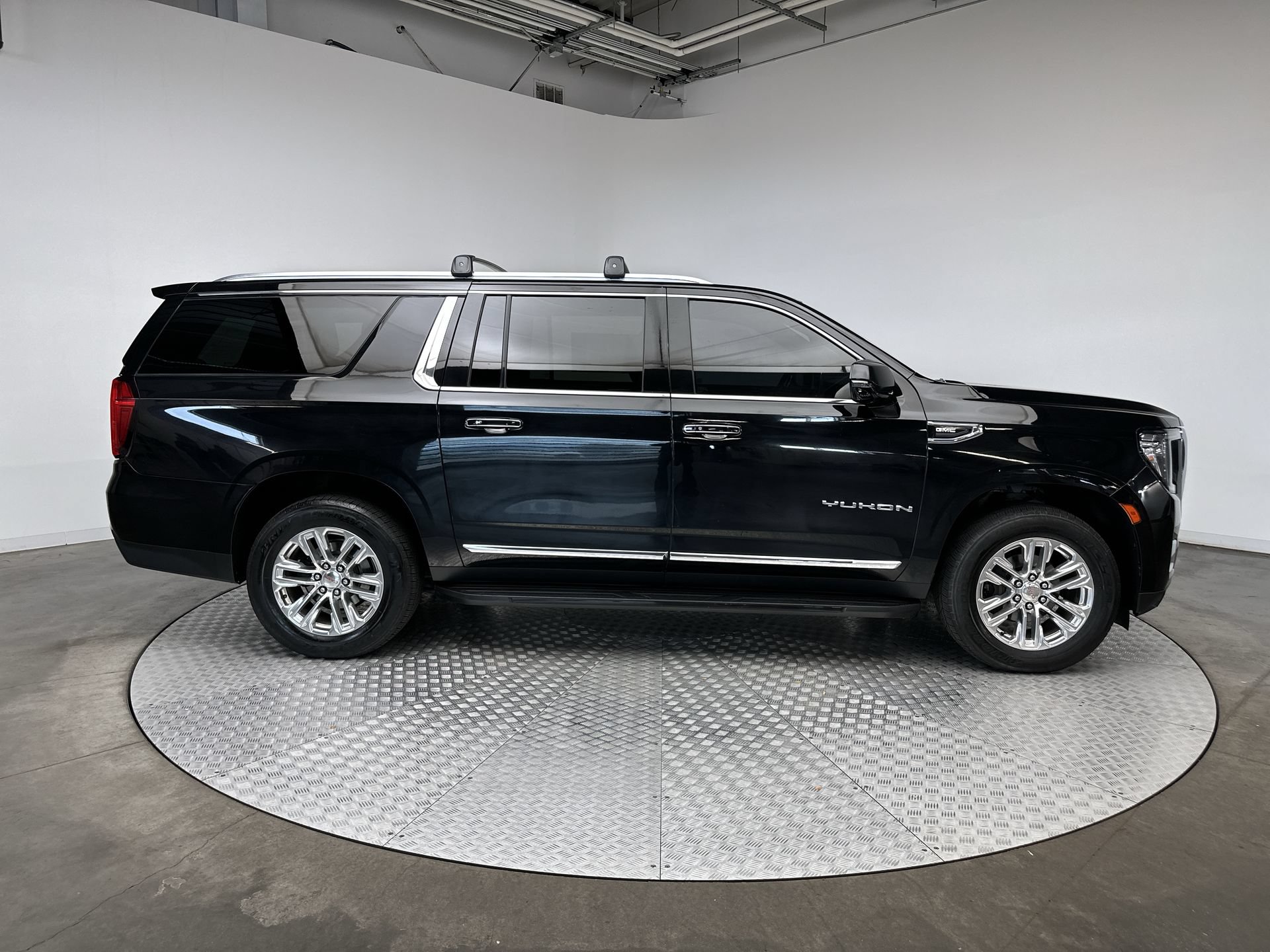 Used 2021 GMC Yukon XL SLT w/ SLT Luxury Plus Package AWD/4WD image 10