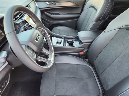 New 2025 Jeep Grand Cherokee L Altitude image 8