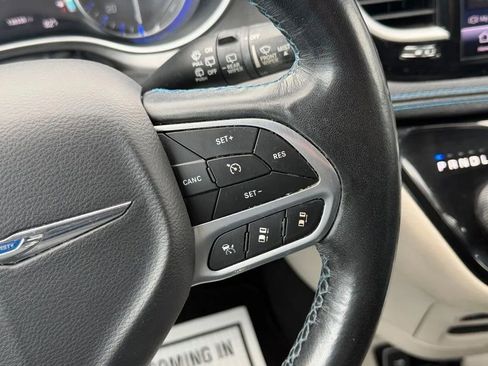 Used 2021 Chrysler Pacifica Touring-L image 17