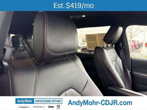 Used 2025 Chrysler Pacifica Select image 34