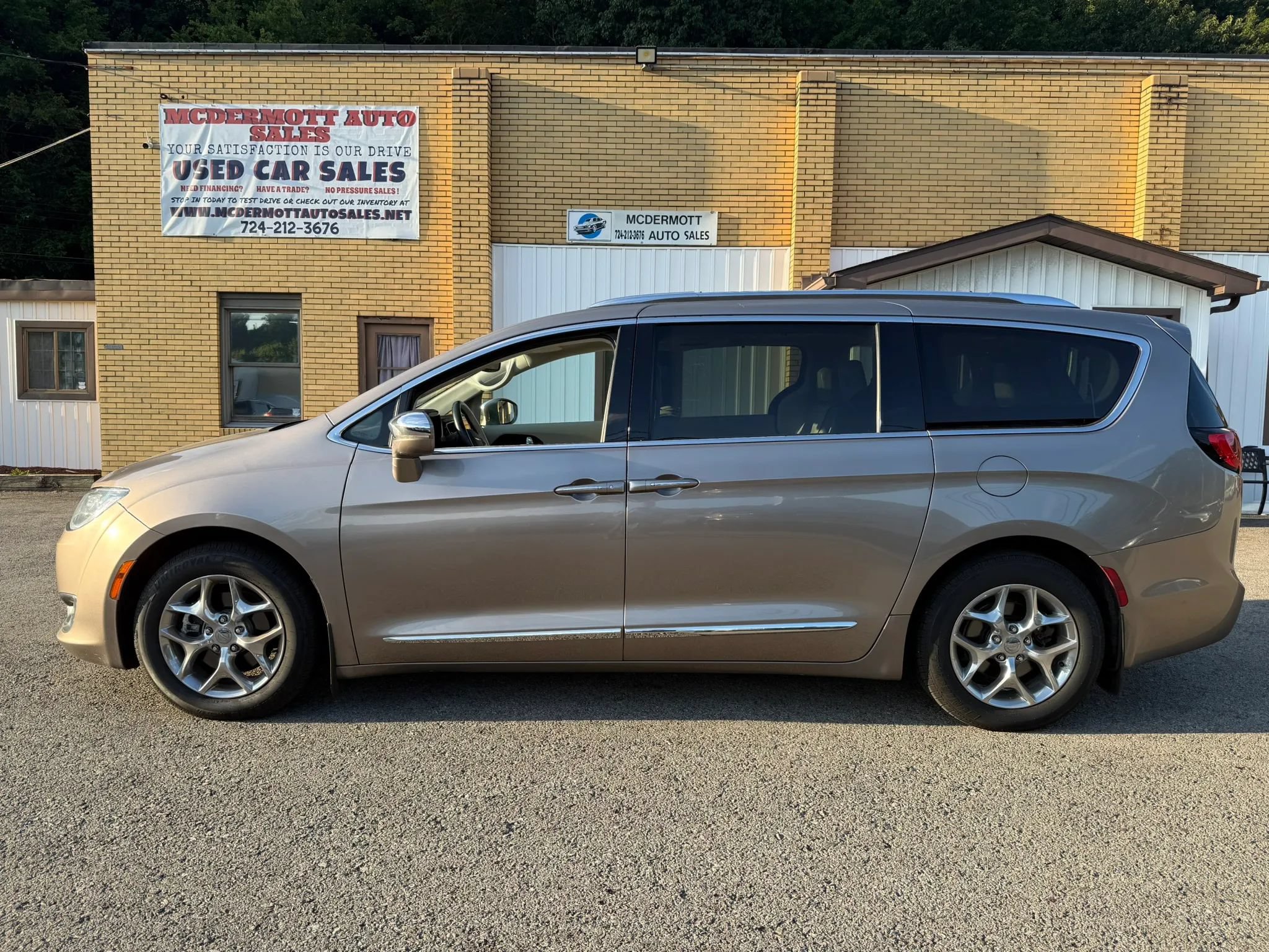 Used 2017 Chrysler Pacifica Limited w/ UConnect Theater Package FWD image 2