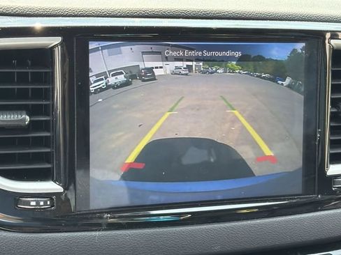 Used 2024 Chrysler Pacifica Touring-L FWD image 13