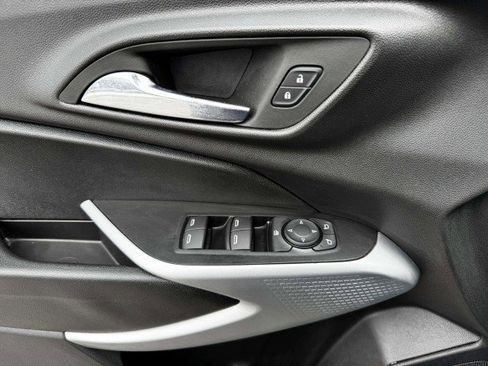 Used 2025 Chevrolet Trax LS w/ LS Convenience Package image 18