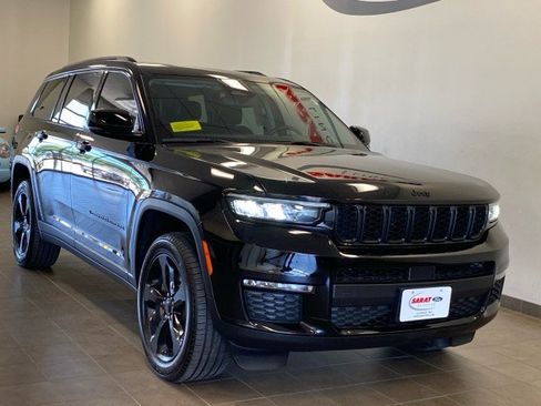 Used 2023 Jeep Grand Cherokee L Limited w/ Black Appearance Package AWD/4WD image 2