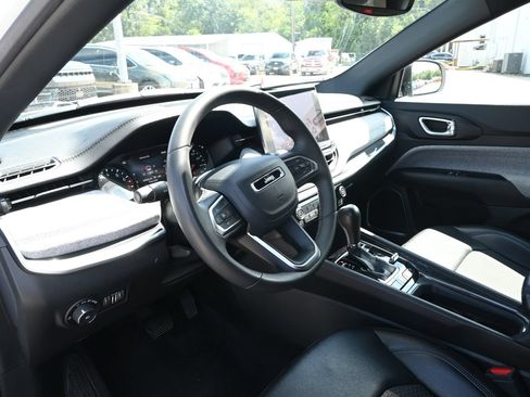 Used 2024 Jeep Compass Latitude AWD/4WD image 9