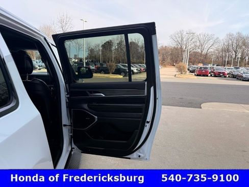 Used 2024 Jeep Wagoneer L Series II w/ Flexible Seating Group image 18