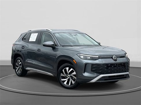 Used 2025 Volkswagen Tiguan S image 1