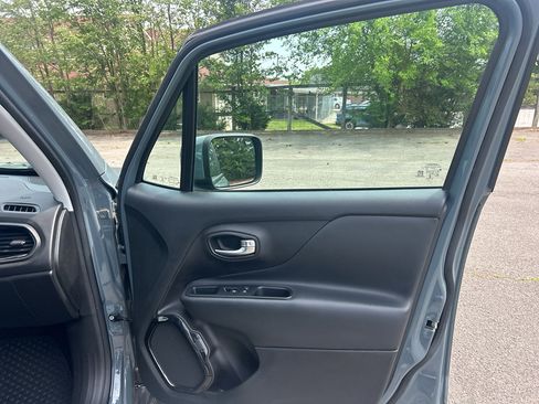 Used 2017 Jeep Renegade Altitude w/ Advanced Technology Group AWD/4WD image 14