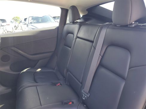 Used 2022 Tesla Model Y Long Range image 12