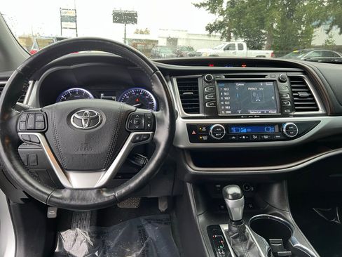 Used 2019 Toyota Highlander XLE AWD/4WD image 25