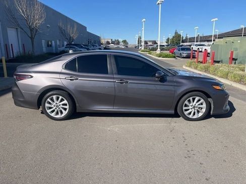 Used 2022 Toyota Camry LE image 4