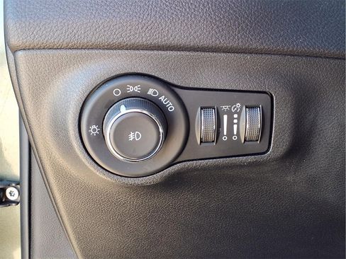 Used 2018 Jeep Compass Limited image 16