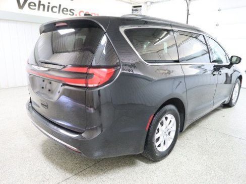 Used 2021 Chrysler Pacifica Touring-L FWD image 6