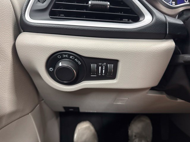 Used 2023 Chrysler Voyager LX FWD image 38