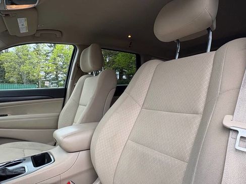Used 2020 Jeep Grand Cherokee Laredo RWD image 9
