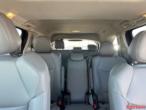 Certified 2024 Toyota Sienna XLE FWD image 33