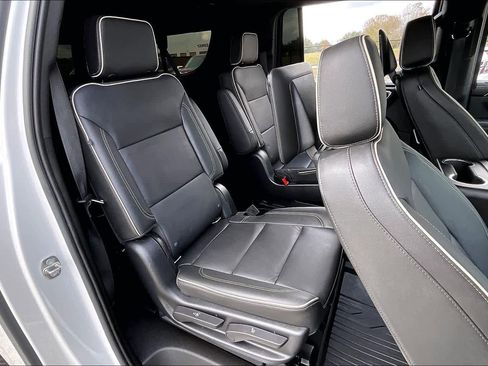 Used 2021 GMC Yukon XL SLT w/ SLT Premium Package image 18