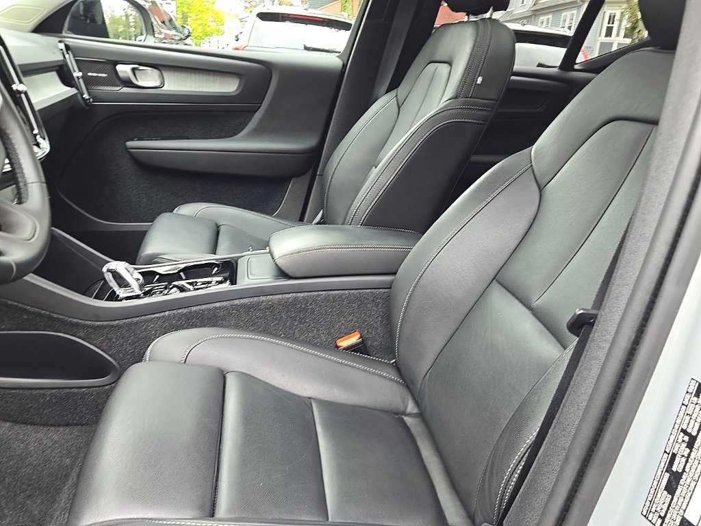 Certified 2025 Volvo XC40 B5 Ultra AWD/4WD image 16