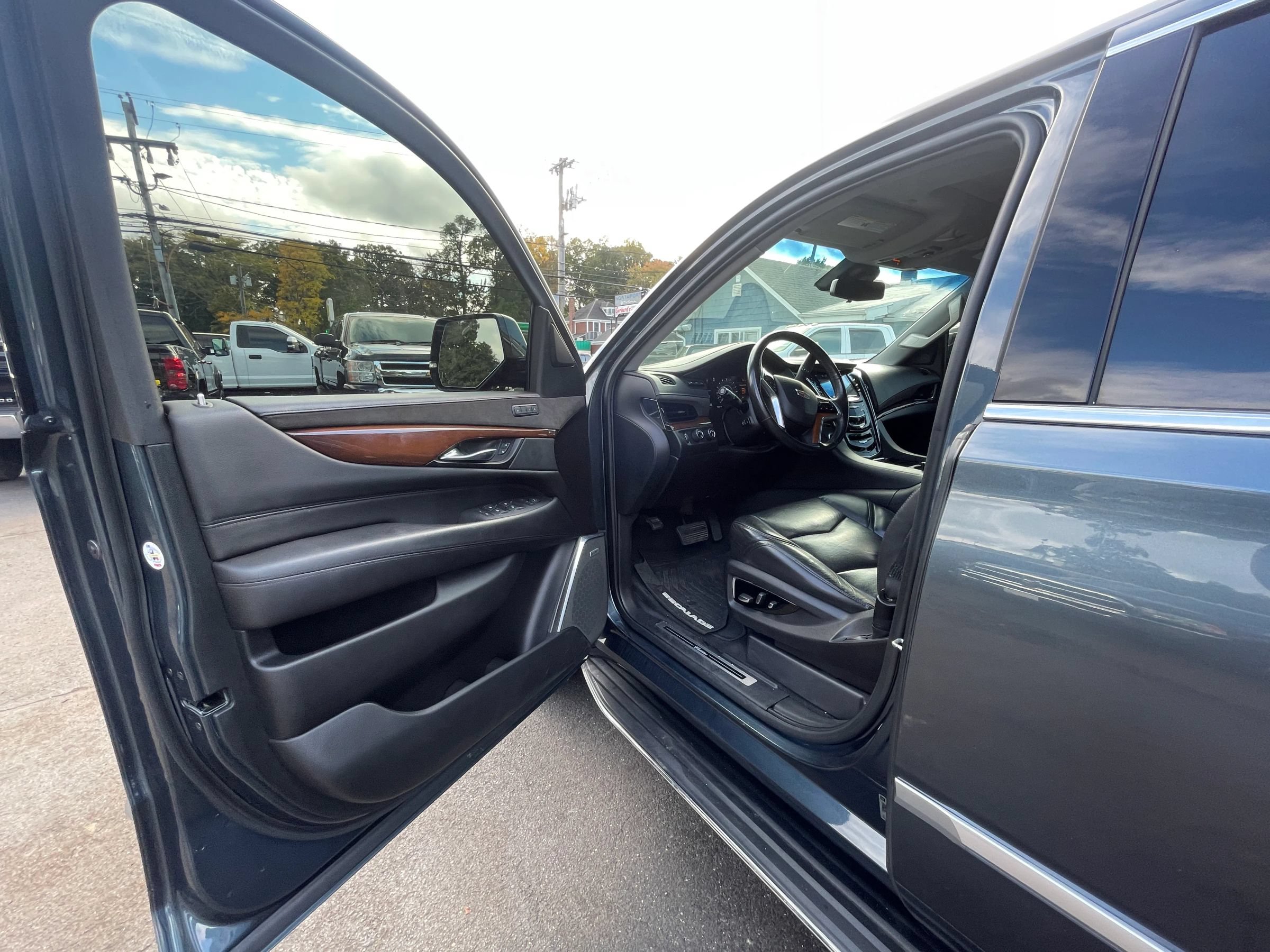 Used 2019 Cadillac Escalade Luxury AWD/4WD image 8
