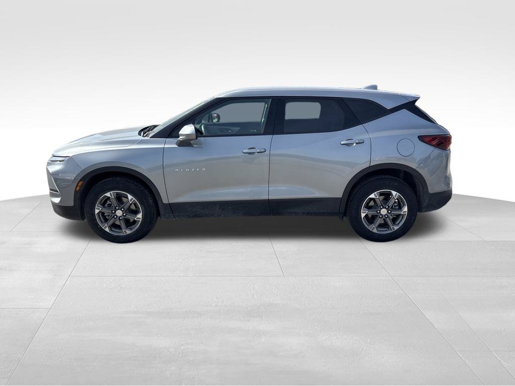 Used 2025 Chevrolet Blazer LT FWD image 3
