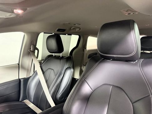 Used 2023 Chrysler Pacifica Touring-L AWD/4WD image 21