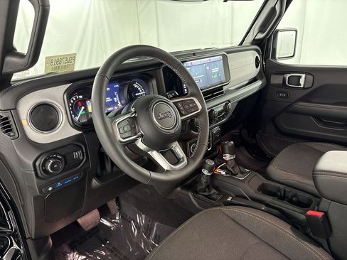 Used 2025 Jeep Wrangler Unlimited Sahara w/ Safety Group AWD/4WD image 4