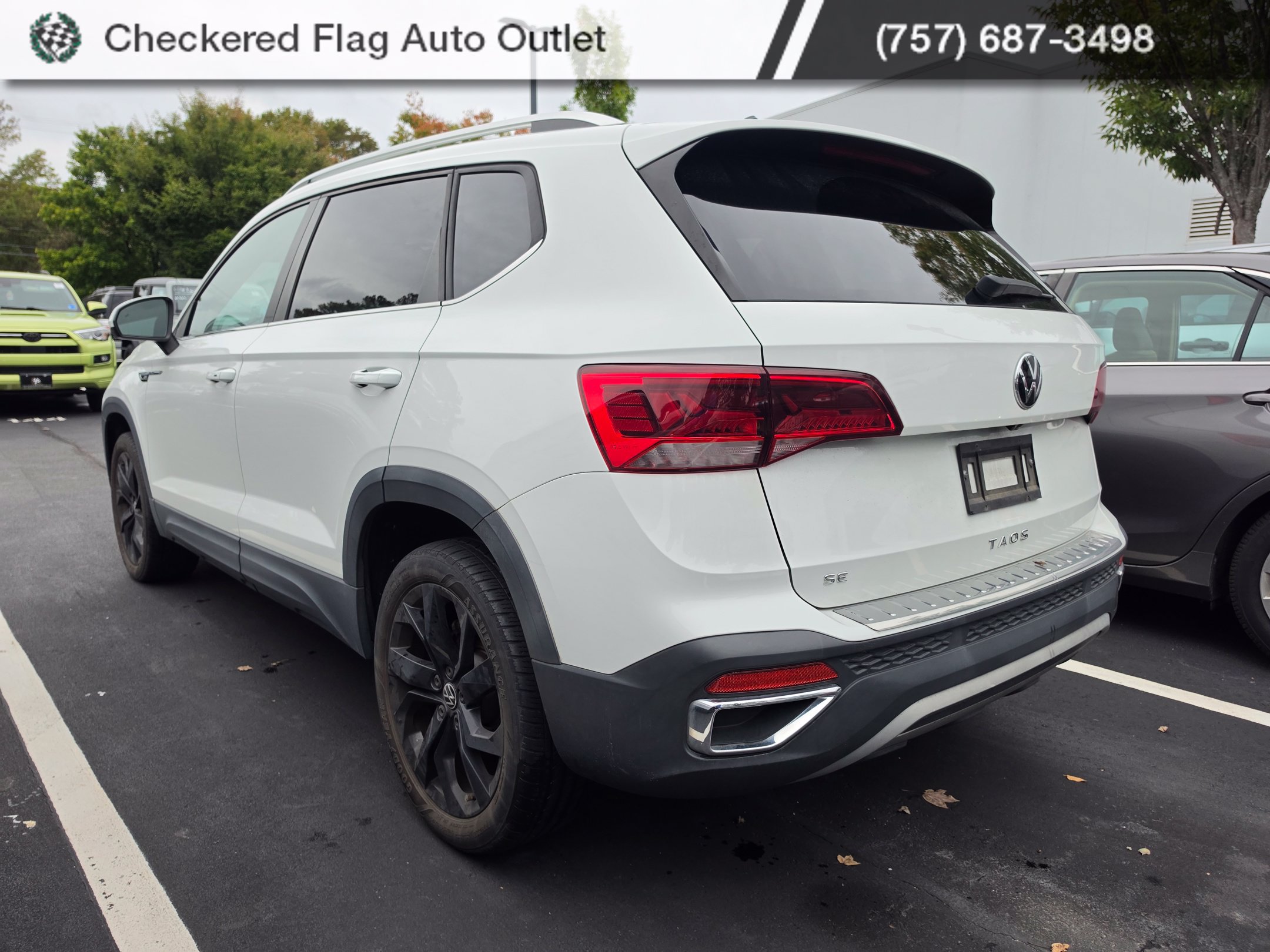 Used 2023 Volkswagen Taos SE w/ Panoramic Sunroof Package FWD image 4