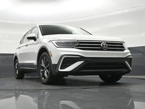 Used 2023 Volkswagen Tiguan SE w/ Panoramic Sunroof Package FWD image 29