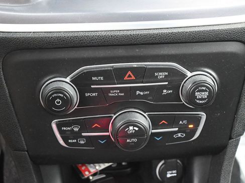 Used 2019 Dodge Charger SXT image 14