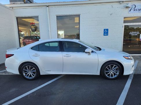 Used 2018 Lexus ES 300h w/ Luxury Package FWD image 6