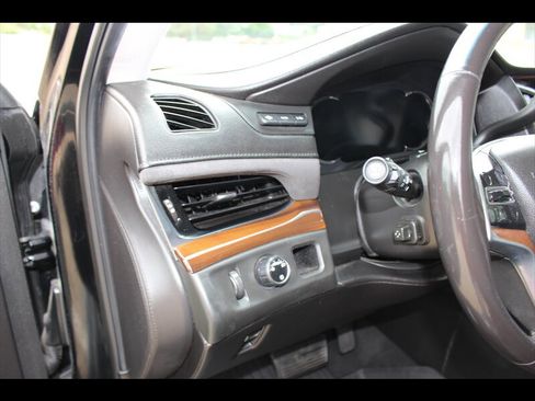 Used 2018 Cadillac Escalade Premium Luxury RWD image 26