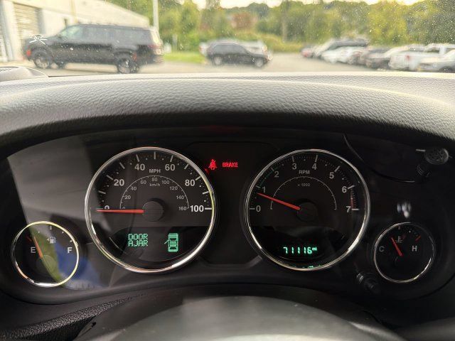 Used 2017 Jeep Wrangler Sahara w/ Connectivity Group AWD/4WD image 18