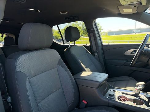 Used 2022 Chevrolet Traverse LT FWD image 28