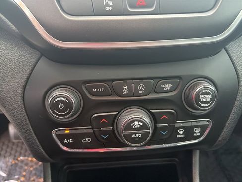 Used 2019 Jeep Cherokee Trailhawk image 26