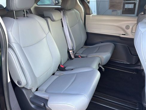 Used 2023 Toyota Sienna XLE FWD image 9